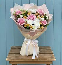 Букет цветов из:  Гвоздики, Орхидеи и Розы в Невели