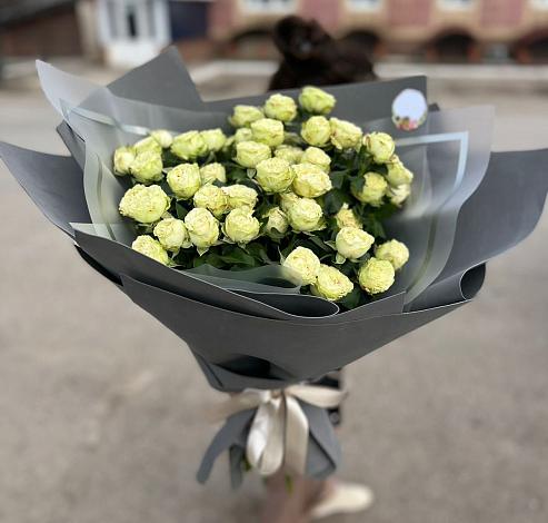 Букет Белые кустовые розы Солинеро в Невели