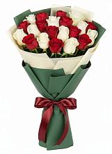 Букет Микс из красных и белых роз в Невели