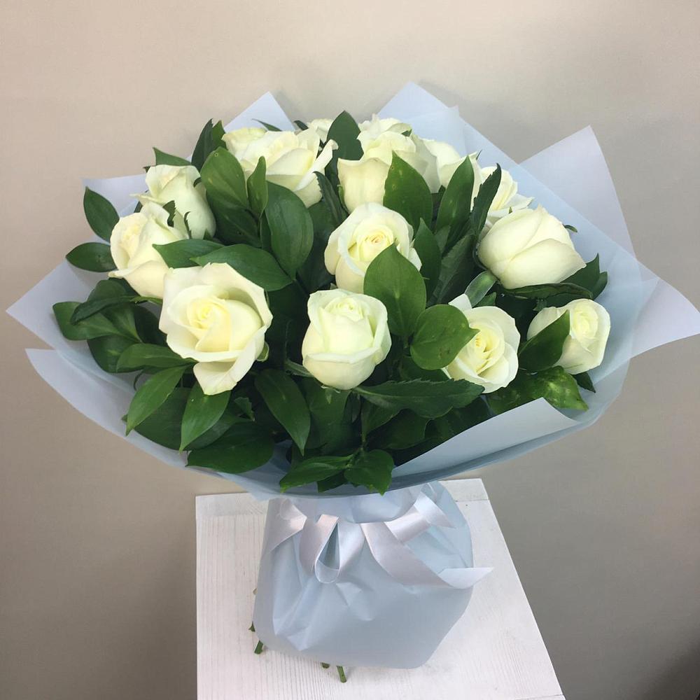 Букет 15 Белых роз Проуд в Невели