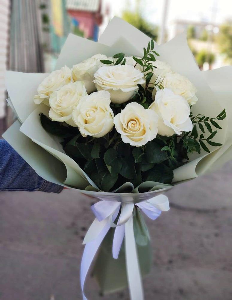Букет Белые розы Проуд в Невели