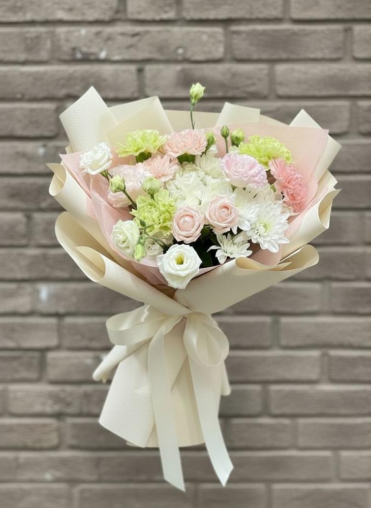 Букет цветов из: Гвоздики, Розы, Лизиантусы и Хризантемы в Невели