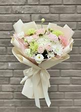 Букет цветов из:  Гвоздики, Розы, Лизиантусы и Хризантемы в Невели