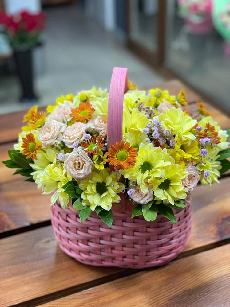 Цветочная композиция из Хризантемы и Розы в корзине в Невели