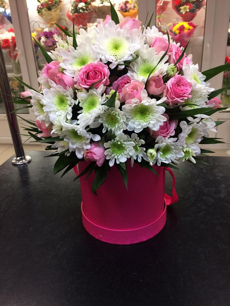 Цветочная композиция из Розы и Хризантемы в шляпной коробке в Невели