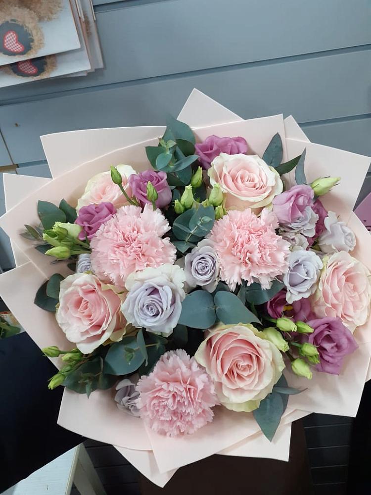 Букет цветов из: Розы, Гвоздики и Лизиантусы в Невели