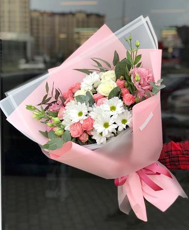 Букет цветов из: Розы, Лизиантусы и Хризантемы в Невели