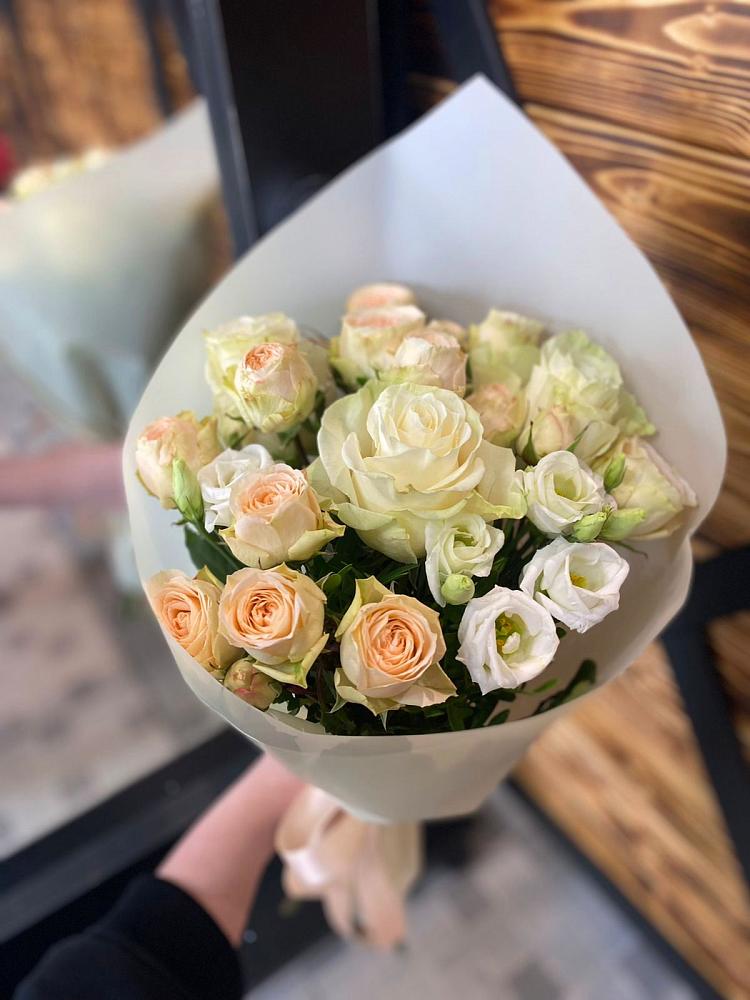 Букет цветов из: Розы и Лизиантусы в Невели